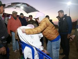 Momen Humanis Bupati Barru Andi Ina Kartika, Temui Warga Lansia yang Demam di Tengah Dingin Lappa Laona