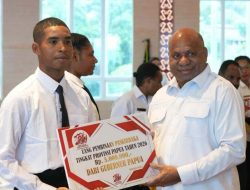 Apresiasi Paskibraka Papua, Gubernur Mathius Fakhiri Beri Rp5 Juta dan Laptop untuk Setiap Anggota