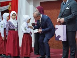 Menteri P2MI Mukhtarudin Salurkan Bantuan Pendidikan untuk 25 Anak PMI di Malaysia