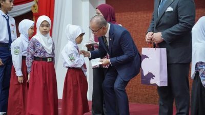 Menteri P2MI Mukhtarudin Salurkan Bantuan Pendidikan untuk 25 Anak PMI di Malaysia