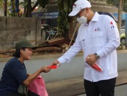 Pilar Saga Ichsan Bagikan 14 Ribu Masker Gratis untuk Warga Tangsel Hadapi Abu Vulkanik Anak Krakatau