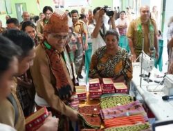 Gubernur Melki Laka Lena Dorong Mama-Mama NTT Olah Tenun Jadi Produk Bernilai Ekonomi