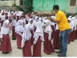 Kabut Asap Kepung Fakfak, Partai Golkar Bagikan 5.000 Masker Gratis untuk Warga dan Pelajar