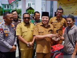 Bupati Nagan Raya Teuku Raja Keumangan Salurkan 17 Traktor dan 4 Mesin Perontok Padi untuk Petani Terdampak Bencana