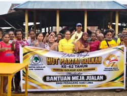 Jelang HUT ke-62, Partai Golkar Kaimana Bagi-bagi Ratusan Meja Jualan untuk Pedagang Kecil