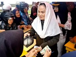 Bantu Ringankan Beban Rakyat Natuna, Bupati Cen Sui Lan Hadirkan Pasar Murah di Tengah Hujan